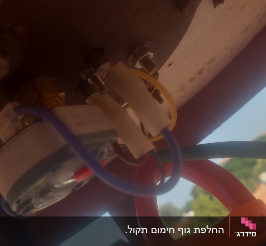 חיבורים חשמליים ומד זרם על דוד שמש